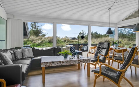 Annlisa - 1Km from the Sea: Bois, Meubles, Sol, Design Intérieur, Sol, Domicile, Plafond, Chaise, Salon, Canapé