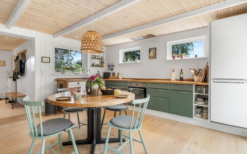 Jenvold - 1.5Km from the Sea: Meubles, Design Intérieur, Cuisine, Sol, Bois, Comptoir, Table Cuisine Et Salle A Manger, Table, Plafond, Chaise