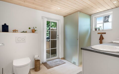 Jenvold - 1.5Km from the Sea: Sol, Luminaire Plomberie, Sol, Bois, Design Intérieur, Plafond, Salle De Bains, Plomberie, Domicile, Évier