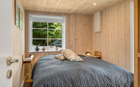 Jenvold - 1.5Km from the Sea: Design Intérieur, Bois, Sol, Chambre, Plafond, Sol, Lit, Meubles, Pièce, Drap De Lit