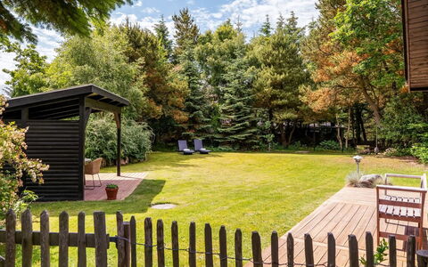 Jenvold - 1.5Km from the Sea: Bois, Arbuste, Jardin, Lot Terre, Ombre, Pelouse, Arrière-Cour, Cour, Aménagement Paysager, Chalet