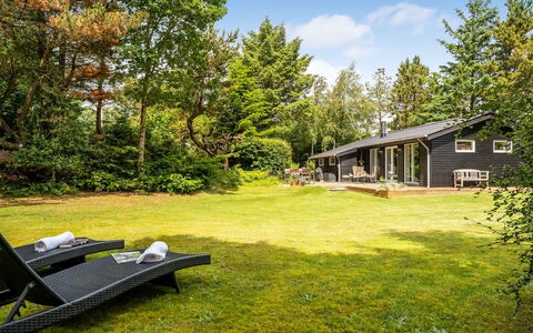 Jenvold - 1.5Km from the Sea: Arbuste, Chalet, Domicile, Jardin, Biens, Ombre, Aménagement Paysager, Pelouse, Ferme, Cour