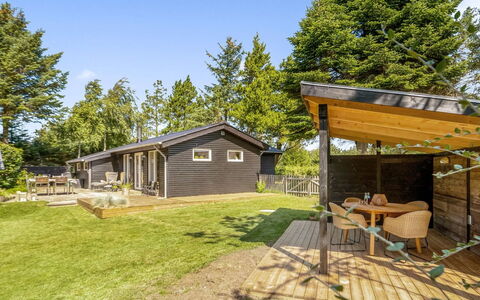 Jenvold - 1.5Km from the Sea: Chalet, Arbuste, Domicile, Batiments Jardin, Siding, Cabane En Rondins, Ombre, Porche, Jardin, Cour