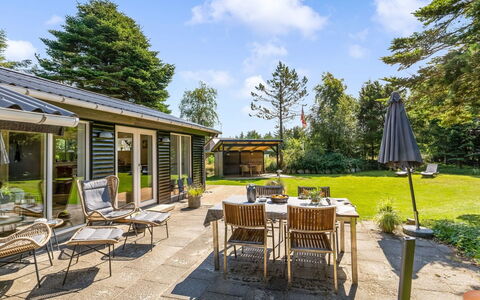 Jenvold - 1.5Km from the Sea: Arbuste, Domicile, Maison, Chalet, Jardin, Toit, Lot Terre, Couverture De Sol, Biens, Ombre