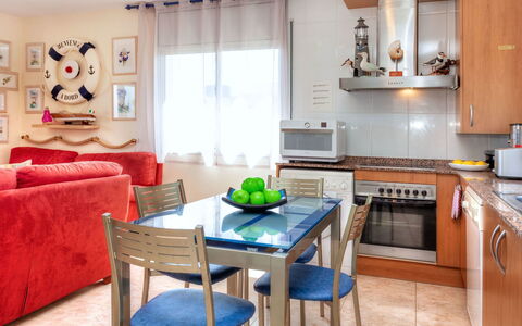 Fane de Baix i: Propriété, Meubles, Comptoir, Table, Cabinetry, Éclairage, Fenêtre, Bois, Appareil De Cuisine, Design Intérieur