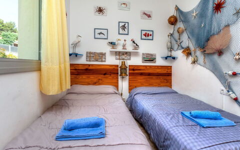 Fane de Baix i: Meubles, Propriété, Confort, Bleu, Bleu Azur, Bois, Textile, Design Intérieur, Lit, Sol