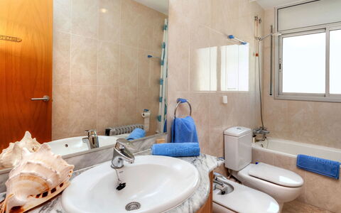 Fane de Baix i: Miroir, Luminaire Plomberie, Robinet, Évier, Propriété, Lavabo, Fenêtre, Bleu Azur, Salle De Bains, Violet