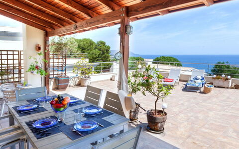 Fane de Baix i: Plante, L'Eau, Propriété, Ciel, Pot De Fleur, Bleu Azur, Bleu, Design Intérieur, Mobilier De Jardin, Table