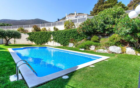 Fane de Baix i: L'Eau, Plante, Ciel, Propriété, Jour, Vert, Bâtiment, Piscine, Bleu Azur, La Nature