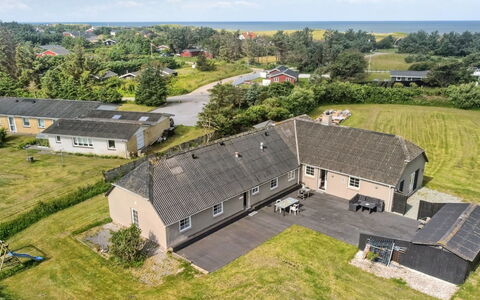 Law - 400M from the Sea: Bleu, Arbuste, Chalet, Couverture De Sol, Jardin, Biens, Ombre, Aménagement Paysager, Ferme, Eco Hôtel