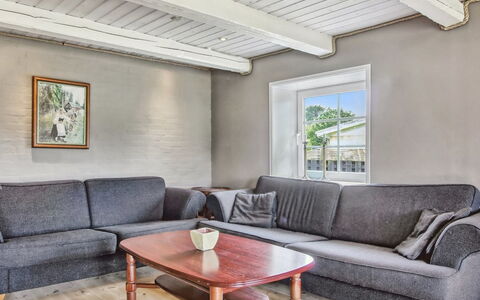 Law - 400M from the Sea: Bleu, Arbuste, Chalet, Couverture De Sol, Jardin, Biens, Ombre, Aménagement Paysager, Ferme, Eco Hôtel