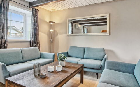 Law - 400M from the Sea: Bleu, Arbuste, Chalet, Couverture De Sol, Jardin, Biens, Ombre, Aménagement Paysager, Ferme, Eco Hôtel
