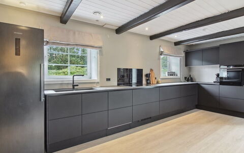 Law - 400M from the Sea: Bleu, Arbuste, Chalet, Couverture De Sol, Jardin, Biens, Ombre, Aménagement Paysager, Ferme, Eco Hôtel