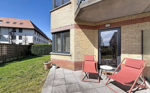 Petite Oasis with Garden: Zone Résidentielle, Domicile, Composite, Appartement, Ombre, Cour, Balcon, Allée, Aménagement Paysager, Cour
