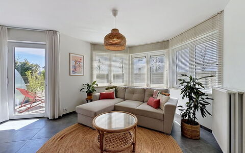 Petite Oasis with Garden: Meubles, Design Intérieur, Sol, Canapé, Sol, Bois, Plafond, Salon, Table, Chaise