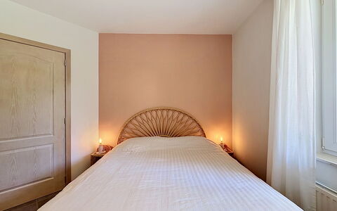Petite Oasis with Garden: Lit, Chambre, Mur, Bois, Design Intérieur, Drap De Lit, Literie, Linge, Sol, Textile