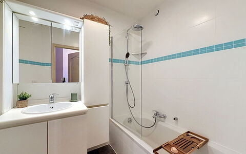 Petite Oasis with Garden: Luminaire Plomberie, Salle De Bains, Design Intérieur, Sol, Sol, Robinet, Évier, Plomberie, Plafond, Douche