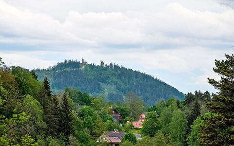 U Sjezdovky: Nuage, Ciel, Plante, Bâtiment, Fenêtre, Arbre, Maison, Design Urbain, Chalet, Herbe