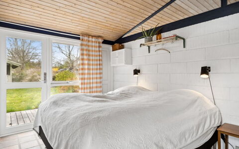 Malena - 175M from the Sea: Bois, Plafond, Chambre, Meubles, Design Intérieur, Lit, Domicile, Pièce, Literie, Cadre De Lit
