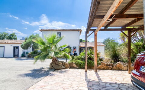 Villa les Oliviers: Nuage, Ciel, Plante, Bâtiment, Fenêtre, Arbre, Maison, Design Urbain, Chalet, Herbe