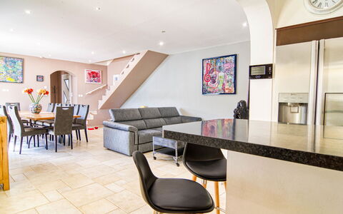 Villa les Oliviers: Nuage, Ciel, Plante, Bâtiment, Fenêtre, Arbre, Maison, Design Urbain, Chalet, Herbe