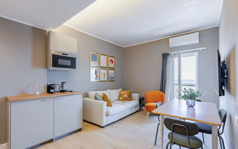 Suite Mareconero: Meubles, Propriété, Canapé, Confort, Plante D'Appartement, Bois, Salon, Cadre, Design Intérieur, Orange