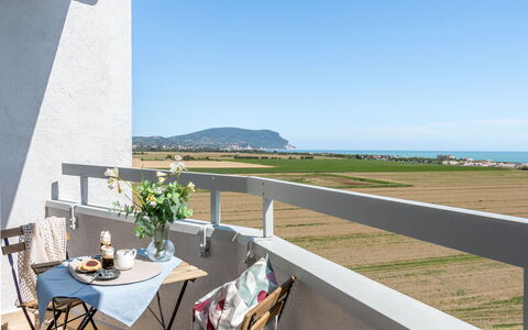 Suite Mareconero: Ciel, Table, Meubles, Chaise, Bâtiment, Pot De Fleur, Plante, Vaisselle, L'Eau, Mobilier De Jardin