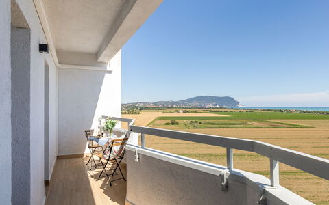 Suite Mareconero: Ciel, Jour, Bâtiment, Plante, Bleu Azur, Bois, Porche, Pot De Fleur, Clôture, Maison