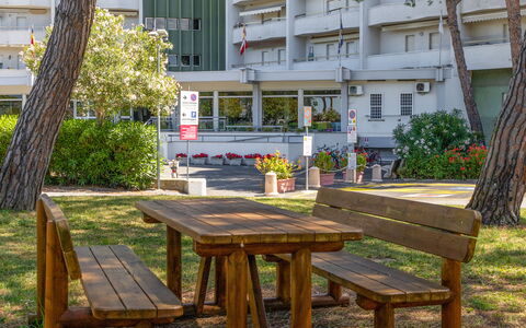 Suite Mareconero: Plante, Meubles, Fenêtre, Bâtiment, Table, Fleur, Extérieur Banc, Mobilier De Jardin, Tableau De Plein Air, Ombre