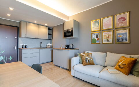 Suite Mareconero: Meubles, Propriété, Table, Cadre, Cabinetry, Canapé, Bleu Azur, Éclairage, Bois, Design Intérieur
