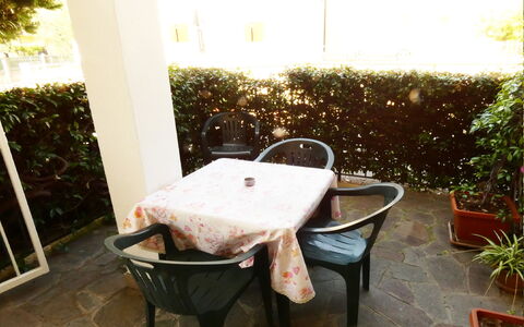 Casa Vacanze Sabrina: Plante, Meubles, Table, Bois, Mobilier De Jardin, Chaise, Sol, Herbe, Sol, Bâtiment