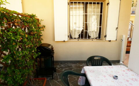 Casa Vacanze Sabrina: Sol, Meubles, Porte, Tache De Bois, Pot De Fleur, Ombre, Chaise, Plante D'Appartement, Accueil Porte, Balcon