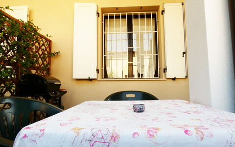 Casa Vacanze Sabrina: Bois, Design Intérieur, Meubles, Sol, Chambre, Couvre-Fenêtres, Linge, Tache De Bois, Traitement De Fenetre, Lit
