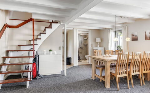 Veronica - 700M from the Sea: Sol, Bois, Sol, Design Intérieur, Meubles, Appartement, Plafond, Porte, Chaise, Salon