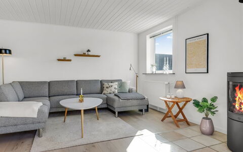 Sulo - 300M from the Sea: Sol, Meubles, Sol, Bois, Design Intérieur, Salon, Parquet, Canapé, Domicile, Appartement
