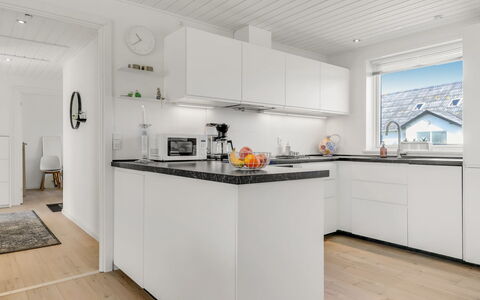 Sulo - 300M from the Sea: Cuisine, Comptoir, Design Intérieur, Sol, Appareil De Cuisine, Bois, Cabinetry, Sol, Principaux Appliance, Plafond