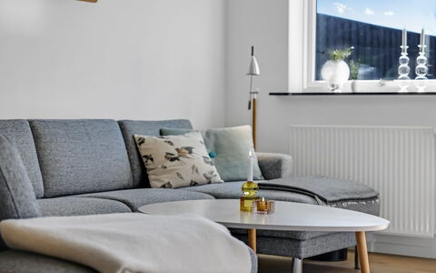 Sulo - 300M from the Sea: Meubles, Sol, Salon, Sol, Parquet, Coussin, Canapé, Plante D'Appartement, Table Basse