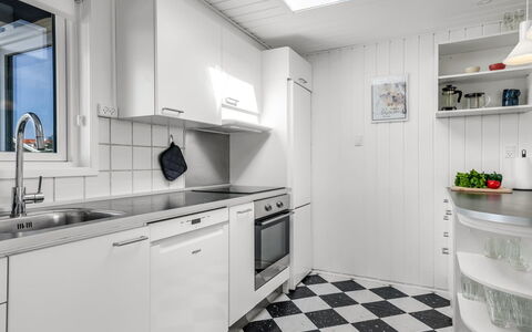 Myrte - 300M from the Sea: Cuisine, Sol, Principaux Appliance, Appareil De Cuisine, Comptoir, Sol, Design Intérieur, Cabinetry, Plafond, Électroménager