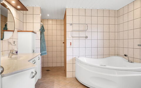 Myrte - 300M from the Sea: Sol, Salle De Bains, Luminaire Plomberie, Design Intérieur, Sol, Baignoire, Plafond, Robinet, Plomberie, Évier