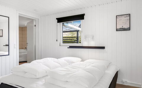 Myrte - 300M from the Sea: Bois, Chambre, Lit, Design Intérieur, Sol, Sol, Drap De Lit, Plafond, Literie, Meubles
