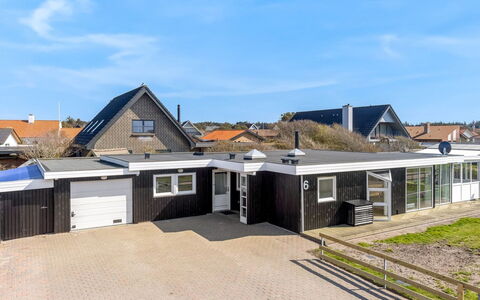 Myrte - 300M from the Sea: Bâtiment, Zone Résidentielle, Toit, Maison, Domicile, Architecture, Banlieue, Biens, Chalet, Allée
