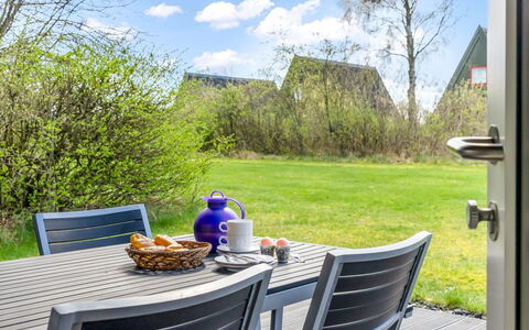 Erly - 18Km to the Fjord: Bleu, Arbuste, Chalet, Couverture De Sol, Jardin, Biens, Ombre, Aménagement Paysager, Ferme, Eco Hôtel
