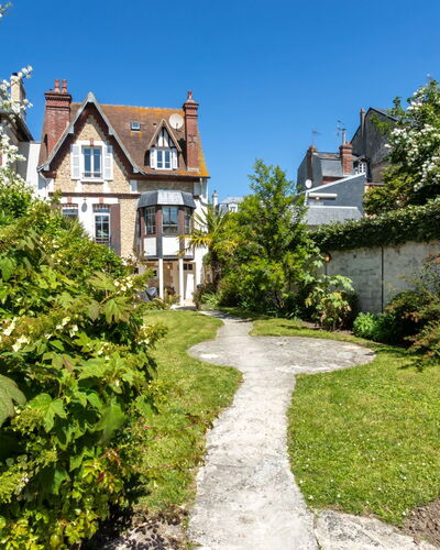 Villa Deauville: Table, Meubles, Ciel, Plante, Propriété, Bâtiment, Vaisselle, Chaise, Tableau De Plein Air, Mobilier De Jardin