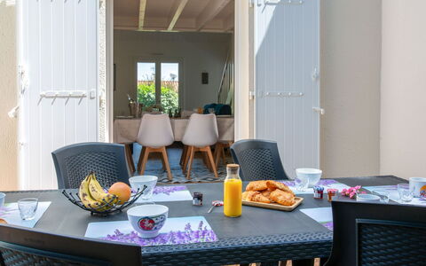 Les Pins: Table, Meubles, Ciel, Plante, Propriété, Bâtiment, Vaisselle, Chaise, Tableau De Plein Air, Mobilier De Jardin