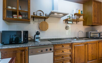 Le Rocche 200.4: Comptoir, Cabinetry, Propriété, Cuisine, Evier, Robinet, Évier, Appareil De Cuisine, Éclairage, Bois