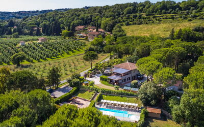 Casale Marittimo 200: L'Eau, Ciel, Nuage, Plante, Piscine, Arbre, Ombre, Composite, Herbe, Paysage