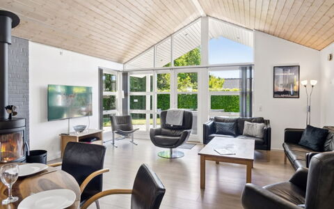 Gunva - 30Km from the Sea: Bois, Plafond, Design Intérieur, Canapé, Meubles, Domicile, Salon, Porte, Chaise
