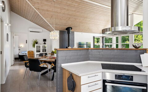 Gunva - 30Km from the Sea: Cuisine, Design Intérieur, Meubles, Sol, Comptoir, Luminaire, Bois, Plafond, Appareil De Cuisine, Électroménager
