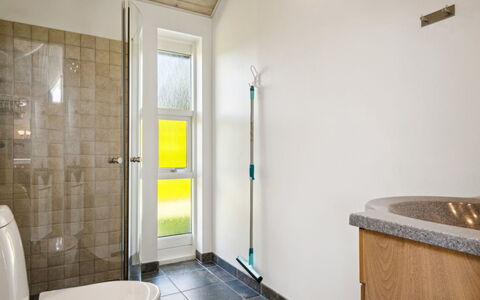 Gunva - 30Km from the Sea: Mur, Sol, Sol, Design Intérieur, Luminaire Plomberie, Salle De Bains, Toilette, Plomberie, Plafond, Pièce