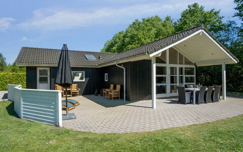 Gunva - 30Km from the Sea: Toit, Maison, Domicile, Chalet, Porte, Ombre, Biens, Porche, Siding, Pelouse